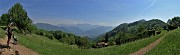 50 Terminata la dura salita del 'Sentiero delle Rue' si aprono i panorami dei Prati Parini